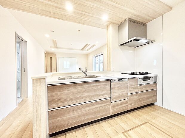 カウンター越しに楽しいおしゃべり。いつものお料理がもっと美味しくなりそうですね。