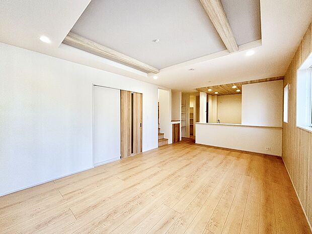 ナチュラルテイストの優しく柔らかい色使いのフローリングが素敵なリビングですね。