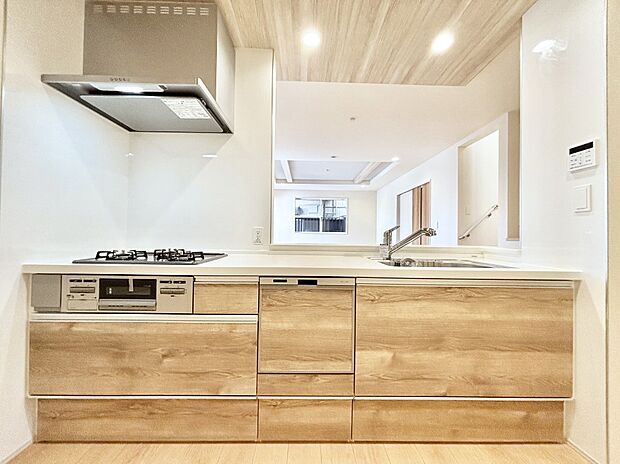 リビングを見渡せる人気のカウンターキッチン。 家族を見守りながら家事をすることができます。