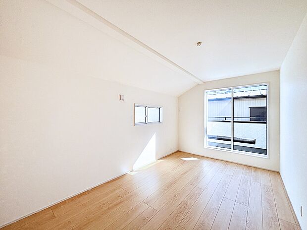 バルコニーが開放感をプラスしてくれる洋室