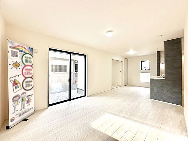 大きな窓からたっぷりの陽光と風を感じられるリビング