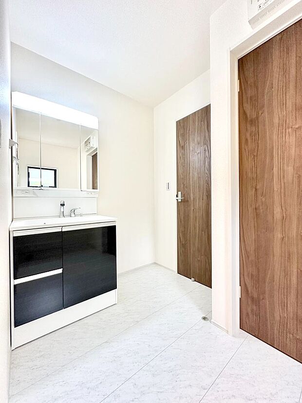 明るい洗面所は毎朝の身支度も楽しくできちゃいそうです。