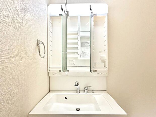 三面鏡の裏に、化粧品や衛生用品などを収納可能。洗面台をすっきりと保ちます!