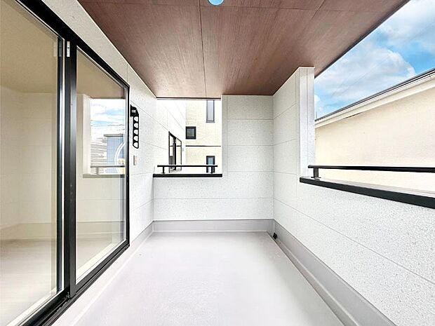 ゆったりバルコニーだから沢山お洗濯ものを干せます。