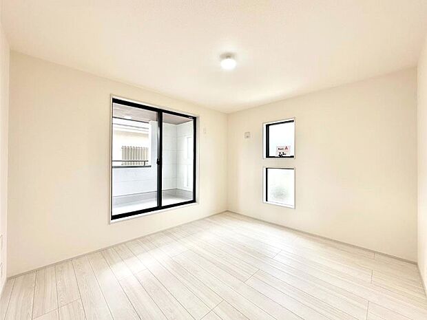 バルコニーが開放感をプラスしてくれる洋室  