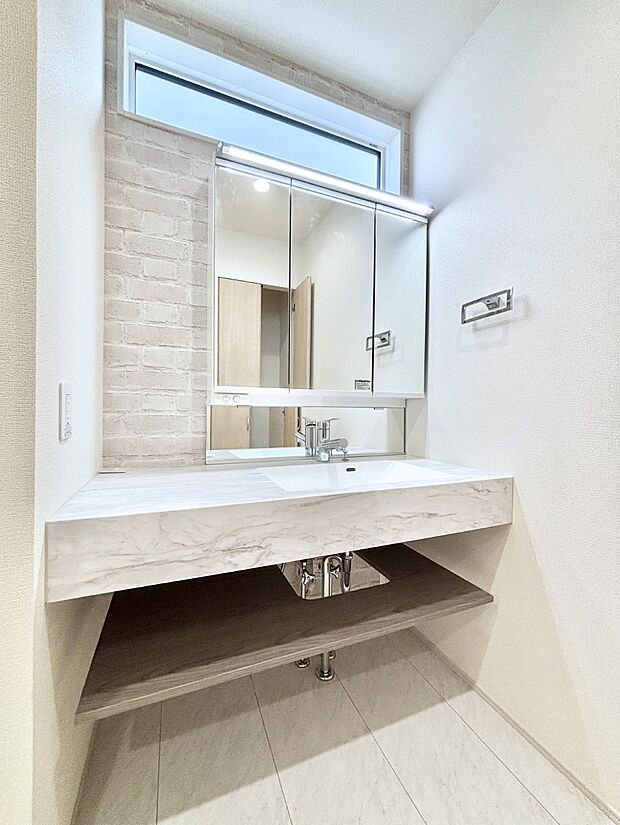 大きく見やすい三面鏡で清潔感ある洗面台は、身だしなみチェックや肌のお手入れにおすすめです。