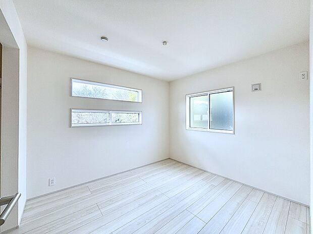 2面採光の洋室。窓から入り込む陽光がお部屋全体を優しく包み込みます!