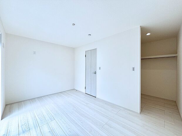 ウォークインクローゼットがあるお部屋!季節ごとの入れ替えも不要で便利です。
