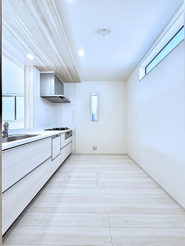 爽やかな風が通り抜けるキッチン。窓があるので明るく換気にも役立ちます。