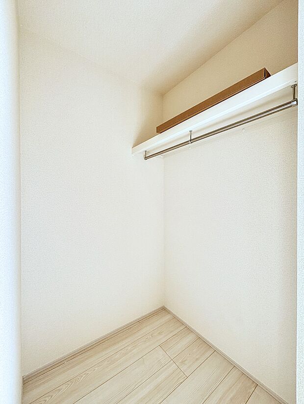 ウォークインクローゼット付きで生活空間を広く利用できます。