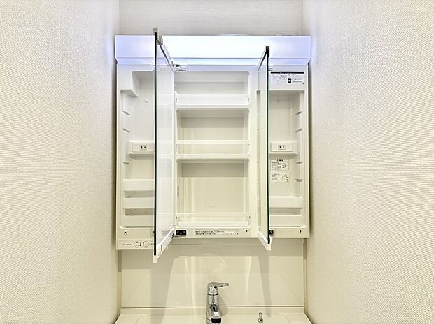 三面鏡の裏に、化粧品や衛生用品などを収納可能。洗面台をすっきりと保ちます！
