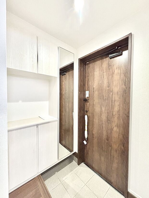 明るい玄関はお客様をお出迎えするのにぴったりです！ 