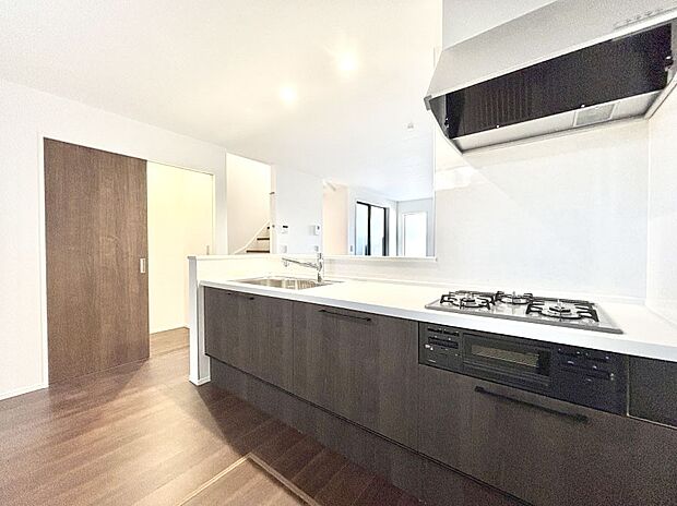 料理をしながらでもご家族との会話を楽しめる対面キッチン