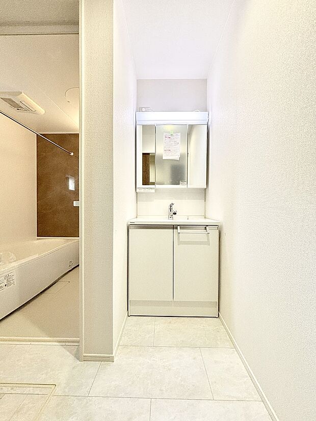 大きく見やすい三面鏡で清潔感ある洗面台は、身だしなみチェックや肌のお手入れにおすすめです。 