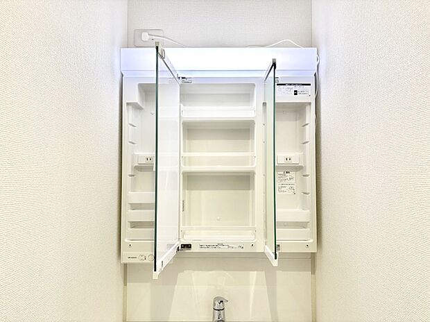 三面鏡の裏に、化粧品や衛生用品などを収納可能。洗面台をすっきりと保ちます！