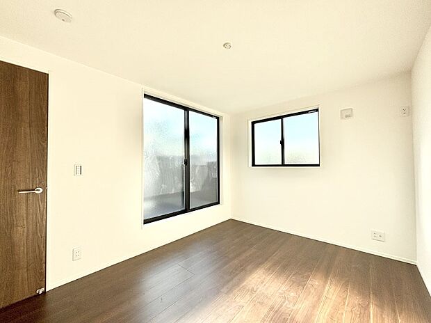 バルコニーが開放感をプラスしてくれる洋室  