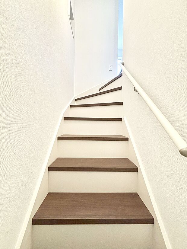 階段は手すり付きなので小さなお子さまやご高齢の方も安心です