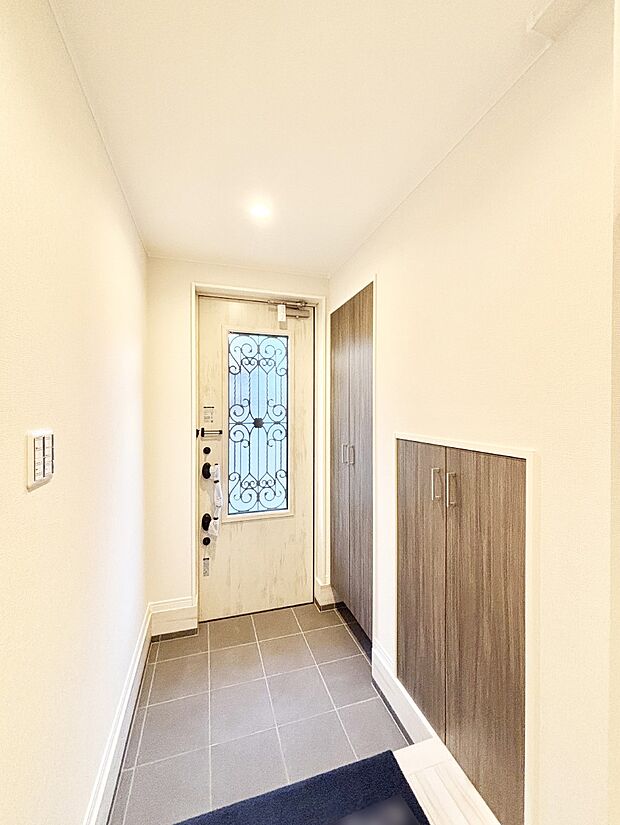 陽光を感じられる明るい玄関