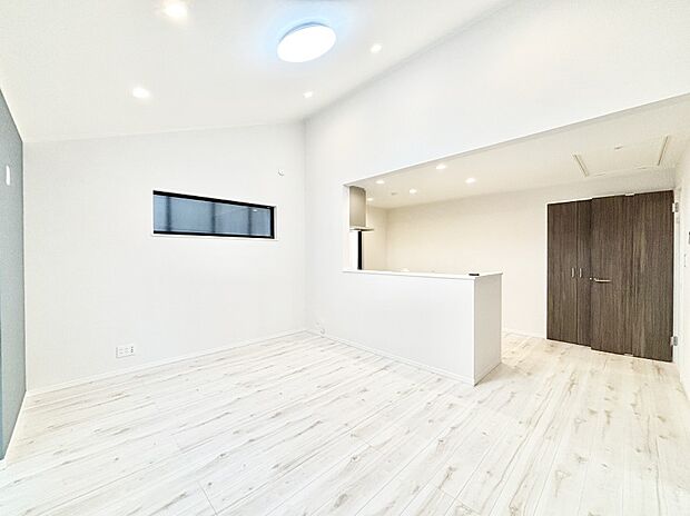 ご家族の賑やかな話し声で包まれる明るいリビング