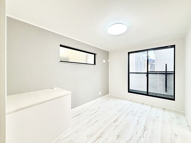 バルコニーが開放感をプラスしてくれる洋室