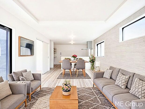 ご家族の賑やかな話し声で包まれる明るいリビング ※家具はCGです