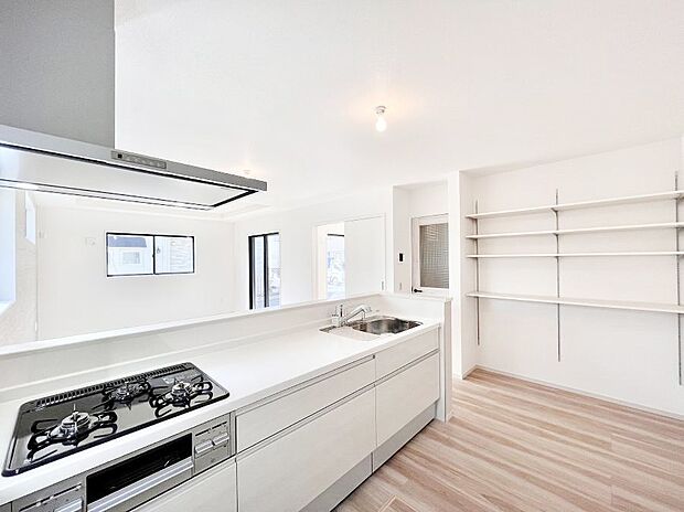 カウンター越しに楽しいおしゃべり。いつものお料理がもっと美味しくなりそうですね。