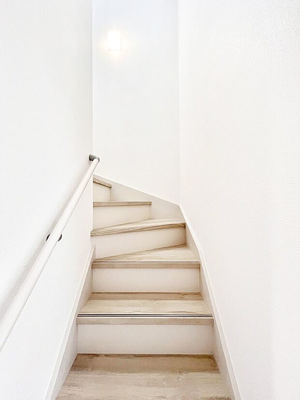 安全性を考慮し階段には手すりを設置しています