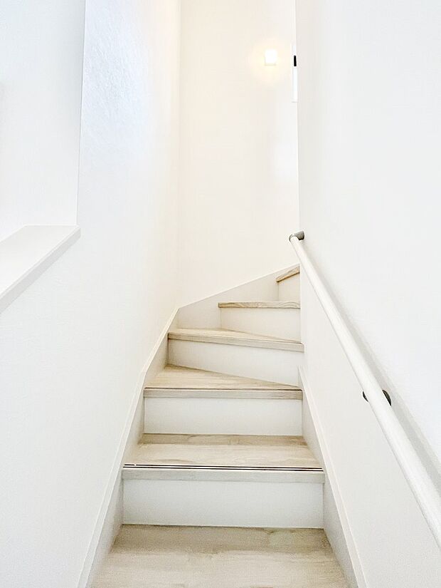 安全性を考慮し階段には手すりを設置しています