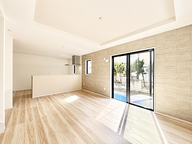 ご家族の賑やかな話し声で包まれる明るいリビング