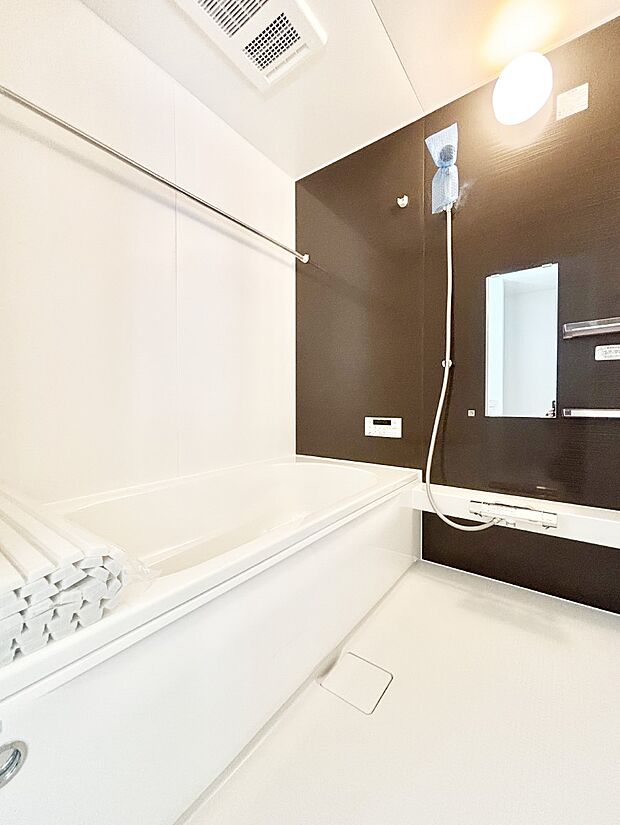 一日の疲れを癒してくれる明るい清潔感のあるバスルーム