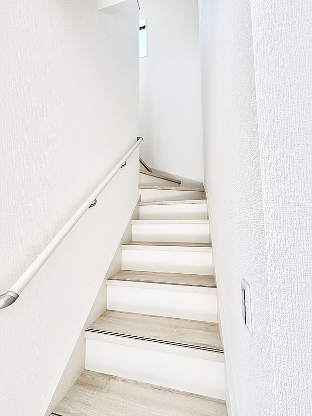 階段は手すり付きなので小さなお子さまやご高齢の方も安心です