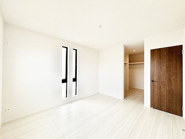 ウォークインクローゼットがあるお部屋。季節ごとの入れ替えも不要で便利です!
