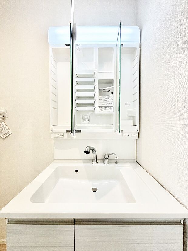 三面鏡の裏に、化粧品や衛生用品などを収納可能。洗面台をすっきりと保ちます!