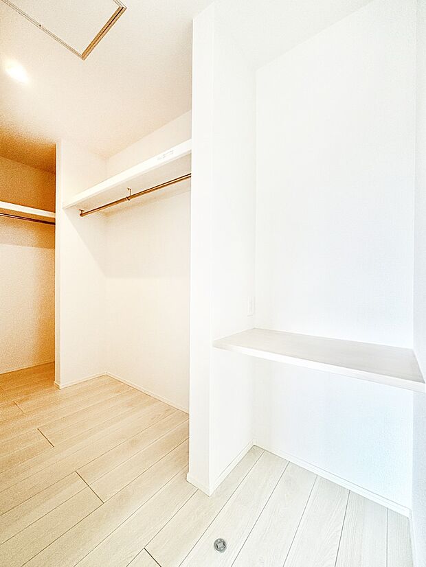 衣類をハンガーに掛けたまま収納できるWIC。衣類の整理整頓がしやすくて便利です!