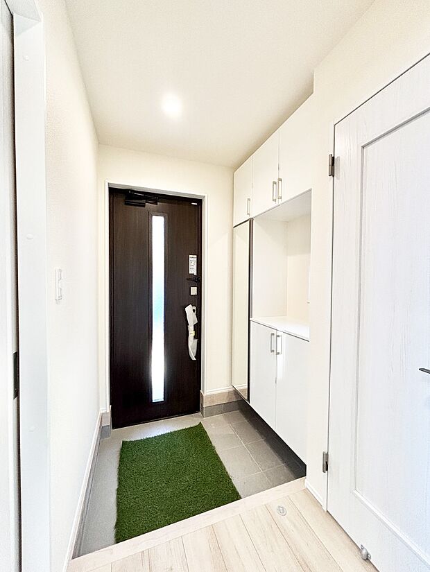 明るい玄関はお客様をお出迎えするのにぴったりです！ 