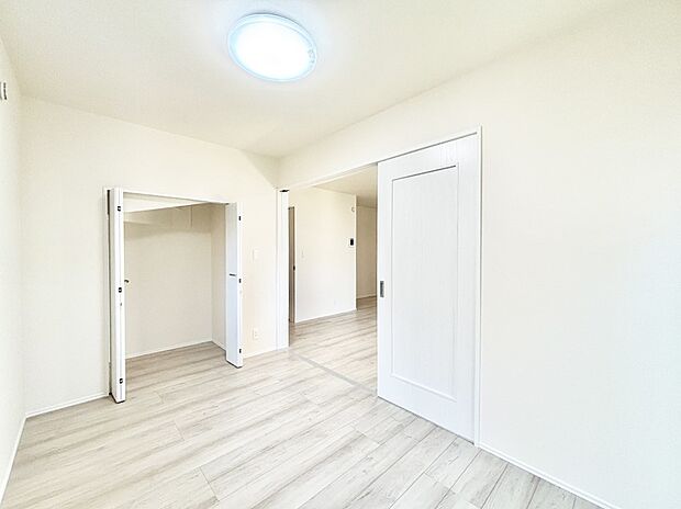 リビング横の洋室は引き戸を開ければリビングと一体に。閉じれば独立した洋室に。