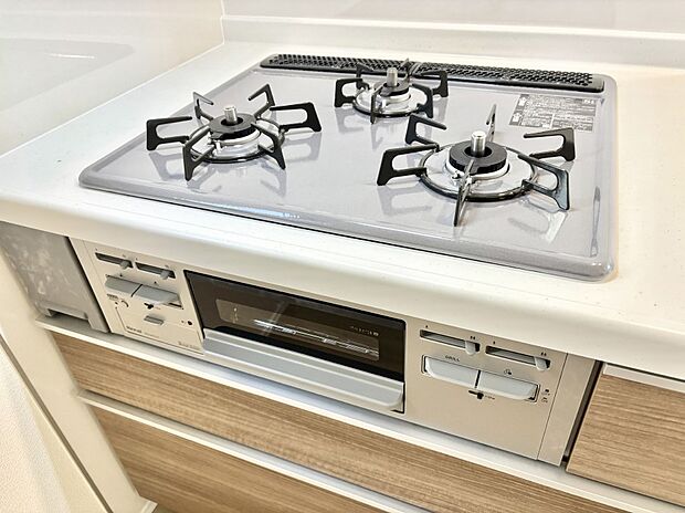 ガスコンロはＳｉセンサー搭載。火力調節や焦げ付き・消し忘れも防いでくれます。