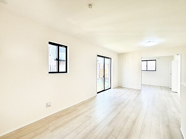 家族の笑顔が自然と生まれてくる、そんな雰囲気のダイニングに仕上がっています。