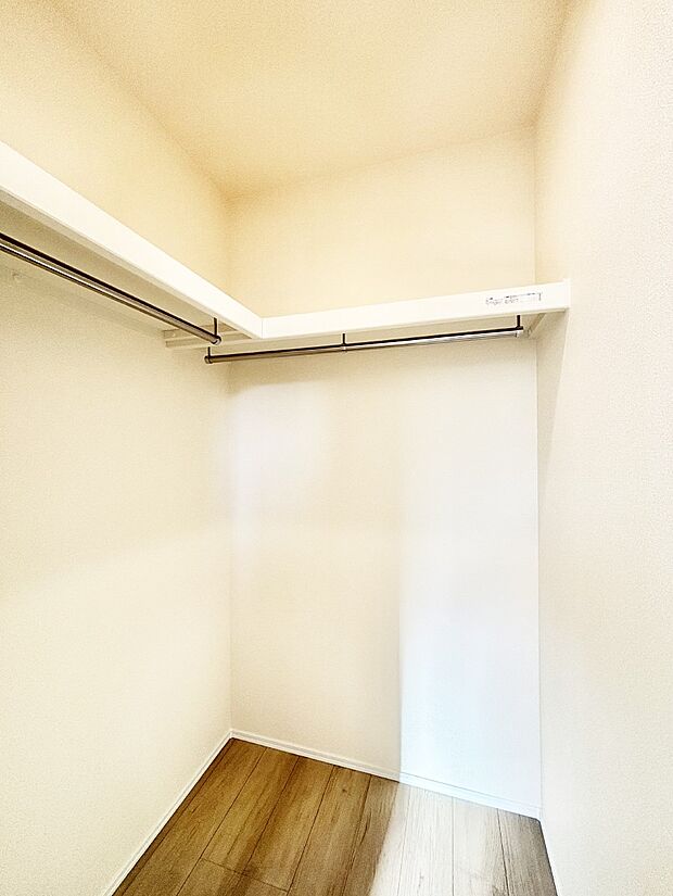 衣類をハンガーに掛けたまま収納できるWIC。衣類の整理整頓がしやすくて便利です！