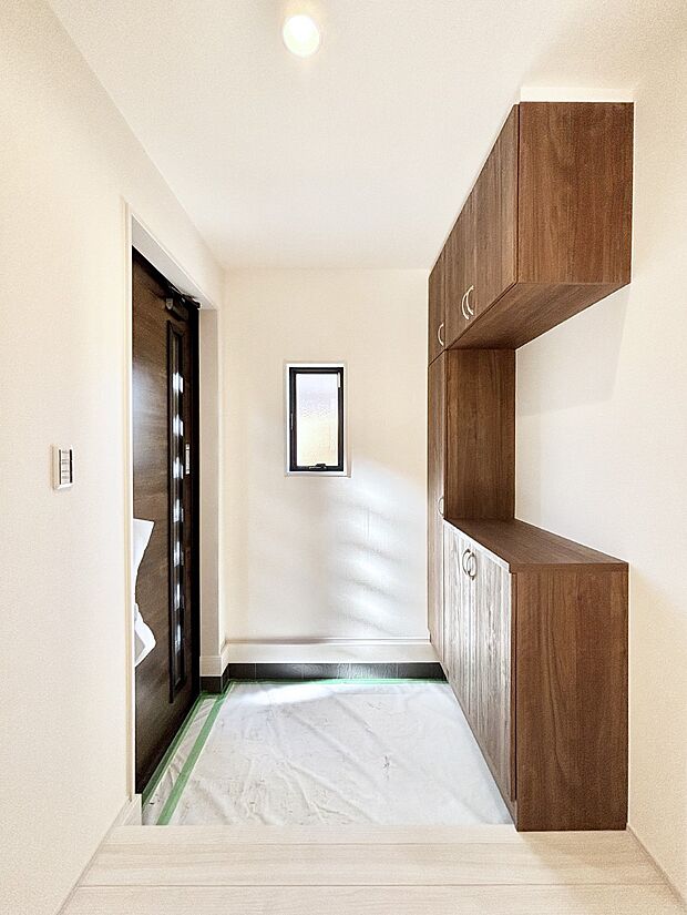 明るい玄関はお客様をお出迎えするのにぴったりです！ 