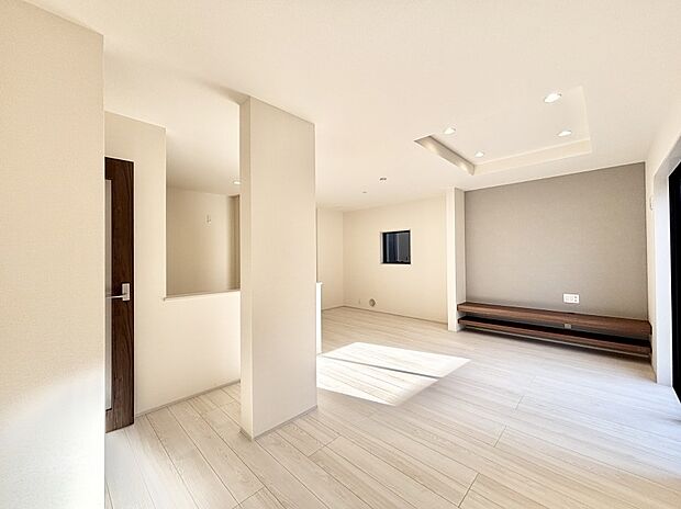 食事スペースとくつろぎスペースを使い分けしやすいプランニング。ＴＶボード付き。