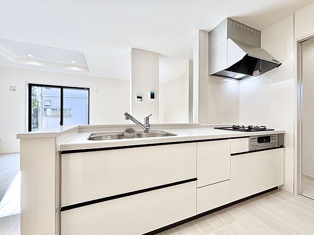 リビングを見渡せる人気のカウンターキッチン。 家族を見守りながら家事をすることができます。