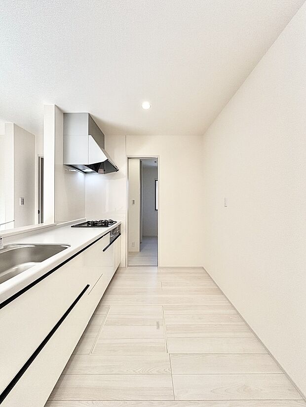 キッチンから廊下をはさんでパントリーに移動できます。