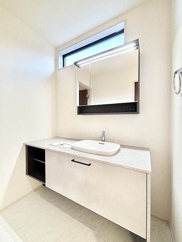 大きく見やすい鏡で清潔感ある洗面台は、身だしなみチェックや肌のお手入れにおすすめです。 