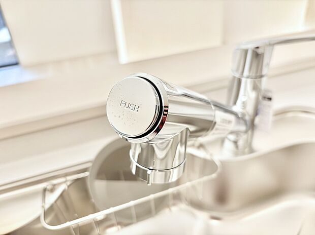 いつでも清潔なおいしいお水を。一つの水栓で水道水と浄水を使い分け。