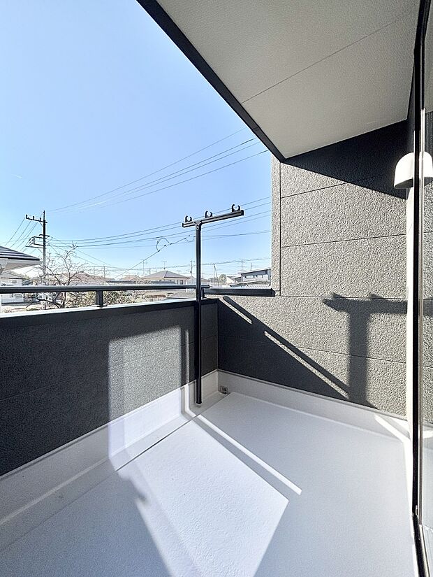 南向きのバルコニー！ご家族の洗濯物はもちろん、お布団もたっぷり干せます！