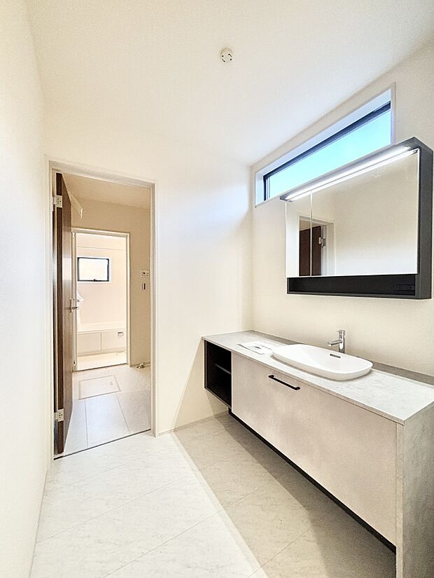 洗面台スペースと洗濯機置き場はそれぞれ独立。ご家族が入浴中でも洗面台をご利用できます。