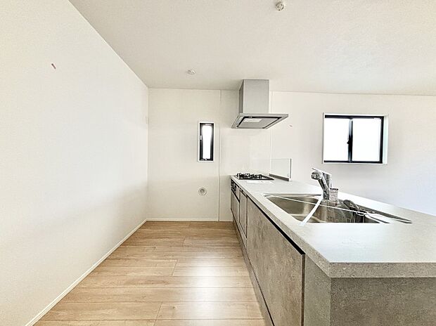 爽やかな風が通り抜けるキッチン。窓があるので明るく換気にも役立ちます。