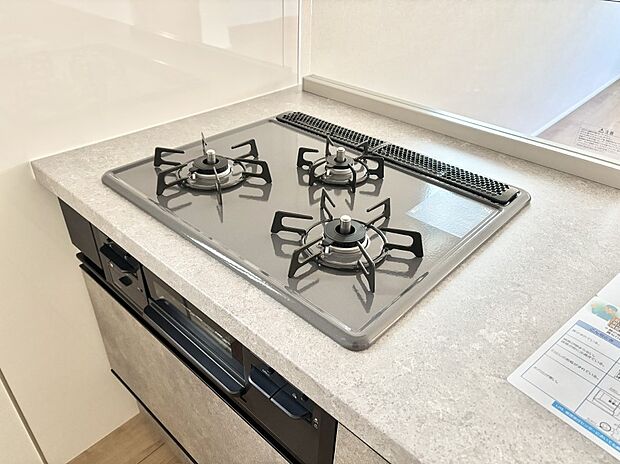 ガスコンロはSiセンサー搭載。火力調節や焦げ付き・消し忘れも防いでくれます。