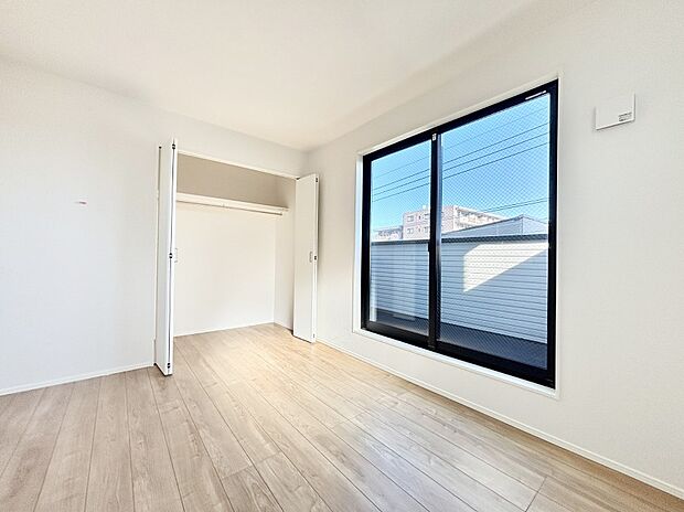 明るいバルコニーサイドに洋室を設置。目覚めの良い寝室に。